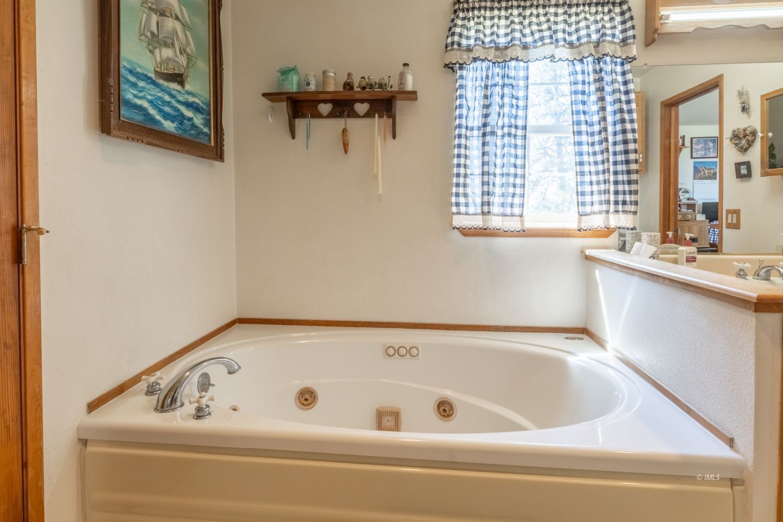 67 Willow Road Swall Meadows, CA 93514 - Photo 15 of 35 a bathroom with a bathtub and a sink