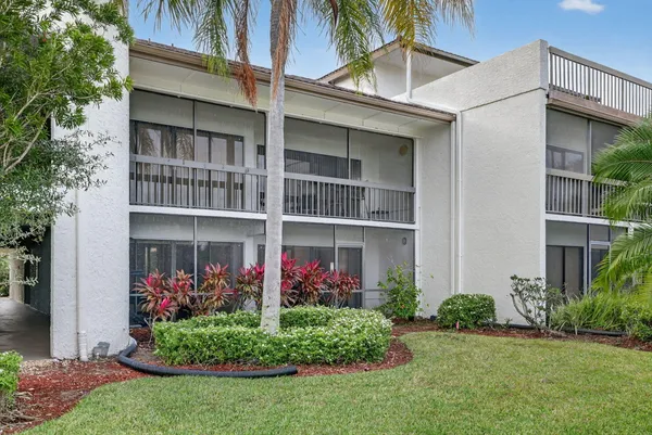 $154,900 | 3300 Twin Lakes Terrace, Unit 102, Fort Pierce, FL 34951