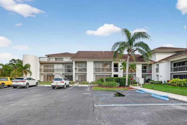 $154,900 | 3300 Twin Lakes Terrace, Unit 102, Fort Pierce, FL 34951