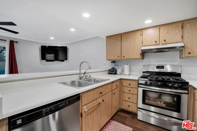 $2,600 | 18209 Sierra Highway, Unit 115, Canyon Country, CA 91351