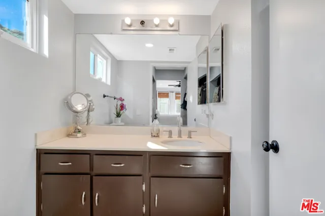 $2,600 | 18209 Sierra Highway, Unit 115, Canyon Country, CA 91351