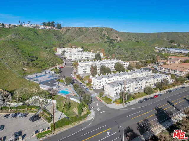 $2,600 | 18209 Sierra Highway, Unit 115, Canyon Country, CA 91351