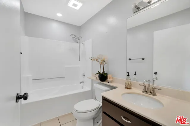 $2,600 | 18209 Sierra Highway, Unit 115, Canyon Country, CA 91351