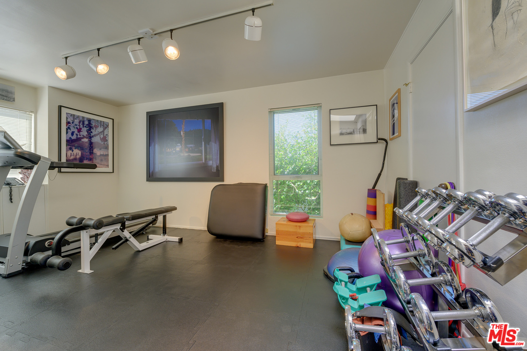 16 Westwind Street Marina del Rey, CA 90292 - Photo 23 of 40 a view of a room with gym equipment