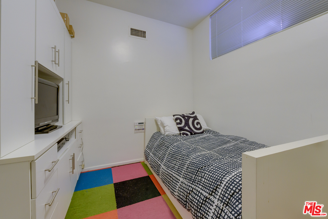 16 Westwind Street Marina del Rey, CA 90292 - Photo 30 of 40 a bedroom with a bed and a flat screen tv