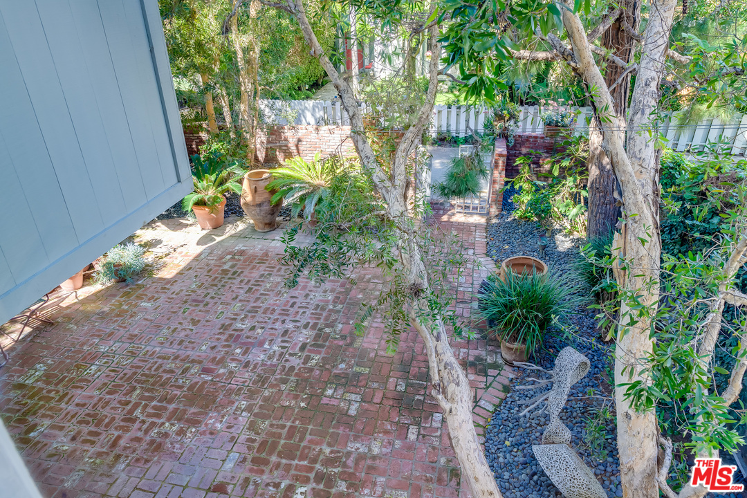 16 Westwind Street Marina del Rey, CA 90292 - Photo 32 of 40 a backyard of a house with lots of green space