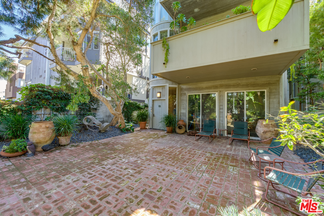 16 Westwind Street Marina del Rey, CA 90292 - Photo 35 of 40 a view of a house with backyard and garden