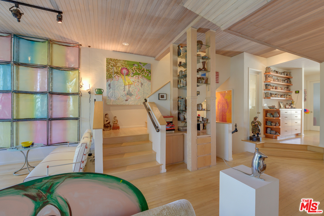 16 Westwind Street Marina del Rey, CA 90292 - Photo 7 of 40 a living room with furniture