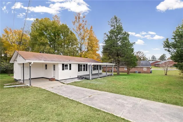 a view of a house with a backyard
