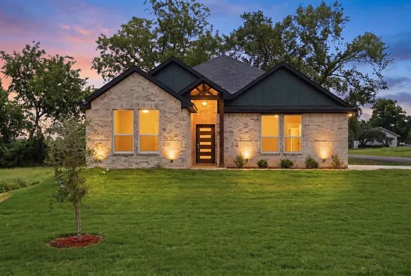 $320,000 | 201 East Freeman Street, Ennis, TX 75119