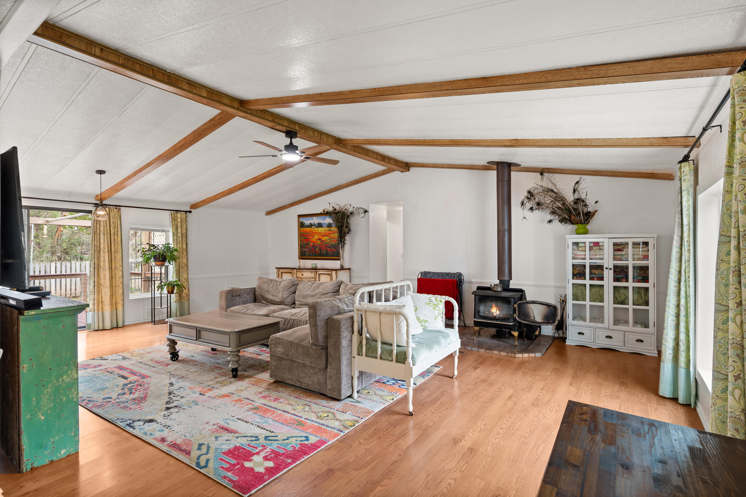 315 Queens Branch Road Rogue River, OR 97537 - Photo 7 of 42 Living Room
