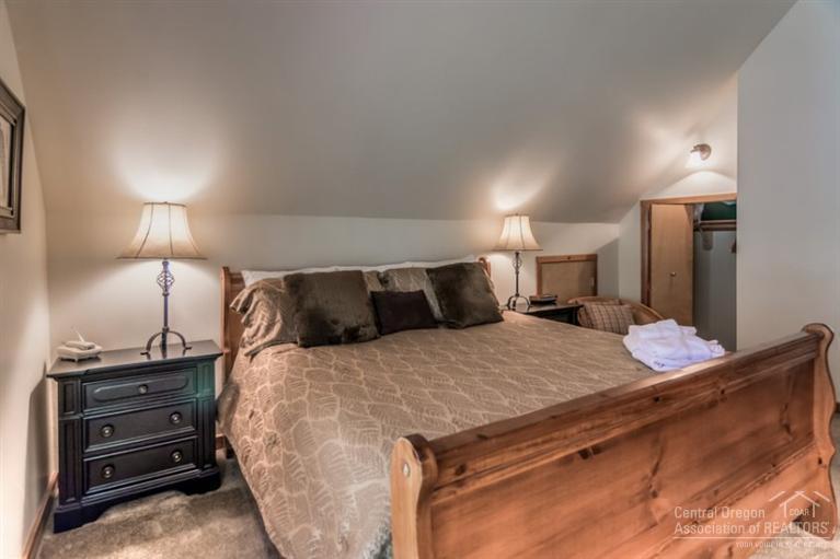 22 Circle 4 Ranch Circle Sunriver, OR 97707 - Photo 21 of 25 a bedroom with a bed and a lamp