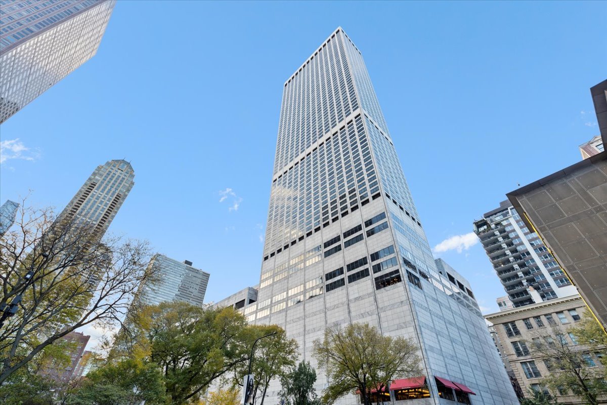 180 East Pearson Street, Unit 4002 Chicago, IL 60611 - Photo 2 of 40 a view of a tall building