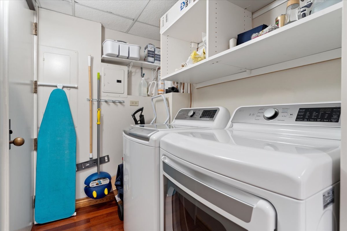 180 East Pearson Street, Unit 4002 Chicago, IL 60611 - Photo 31 of 40 a utility room with dryer and washer