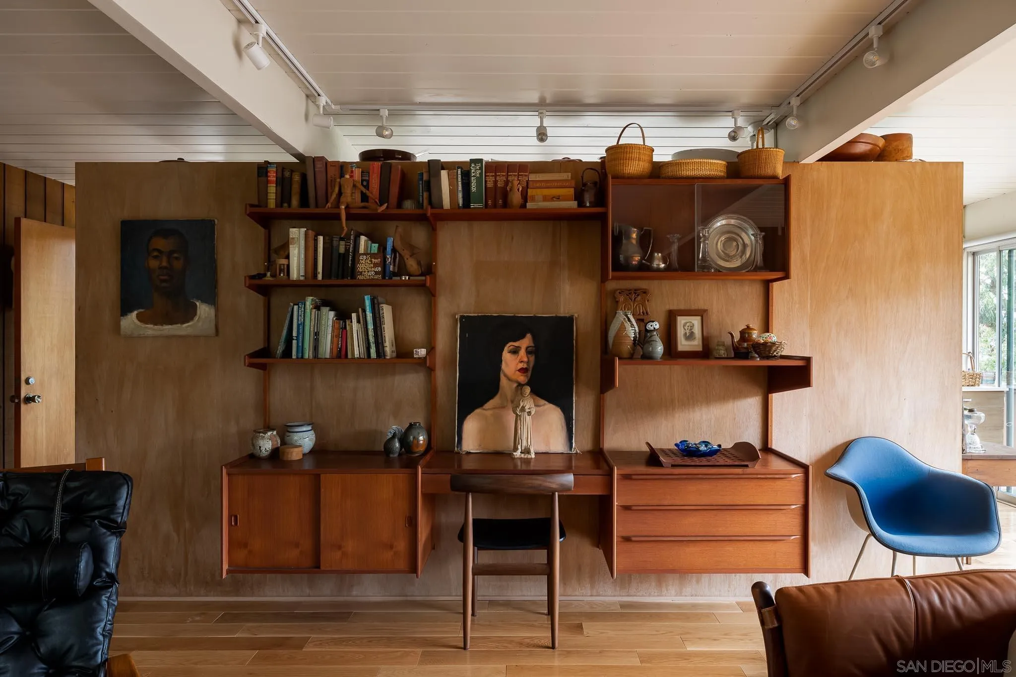 1945 Balboa Avenue Del Mar, CA 92014 - Photo 14 of 25 a view of livingroom with furniture and furniture