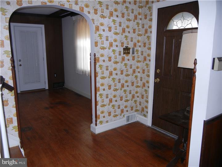 300 Pomeroy Street Ridley Park, PA 19078 - Photo 6 of 24 Foyer