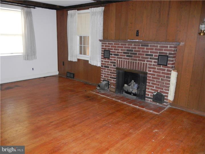 300 Pomeroy Street Ridley Park, PA 19078 - Photo 7 of 24 Living Room