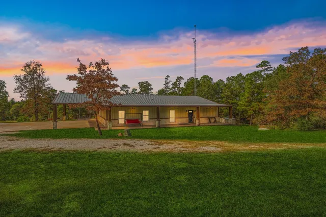 a view of a yard in front of the house