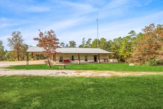 a view of a house with a big yard