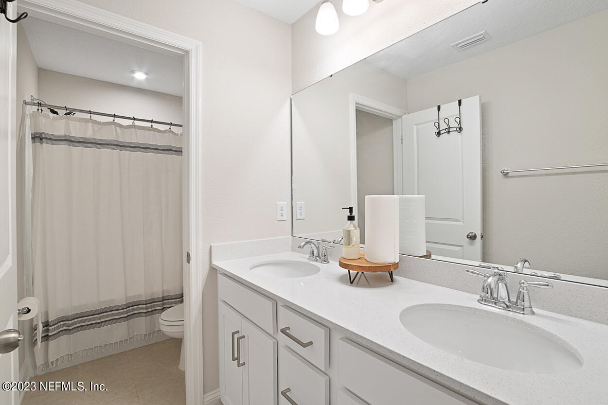 13186 Dunwick Road Jacksonville, FL 32256 - Photo 25 of 48 a bathroom with 2 sink and a mirror