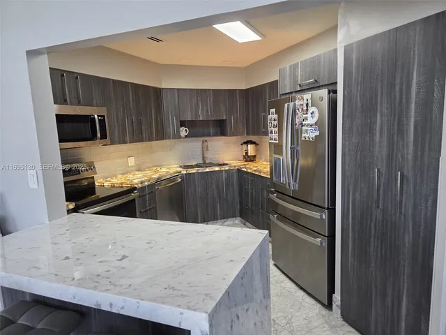 $1,440,000 | 5161 Collins Avenue, Unit 1714, Miami Beach, FL 33140