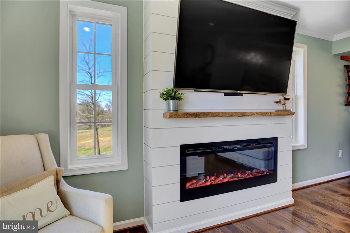 11326 Daysville Road Frederick, MD 21701 - Photo 12 of 38 Living Room : Built in gas fireplace
