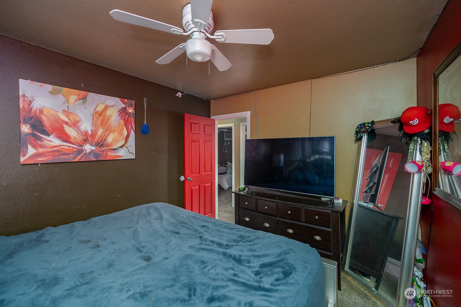 9015 Bong Loop, Unit 9017 Moses Lake, WA 98837 - Photo 17 of 26 a bedroom with furniture and flat screen tv