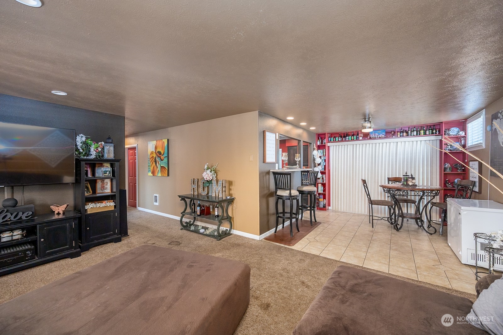 9015 Bong Loop, Unit 9017 Moses Lake, WA 98837 - Photo 8 of 26 a livingroom with furniture and a flat screen tv