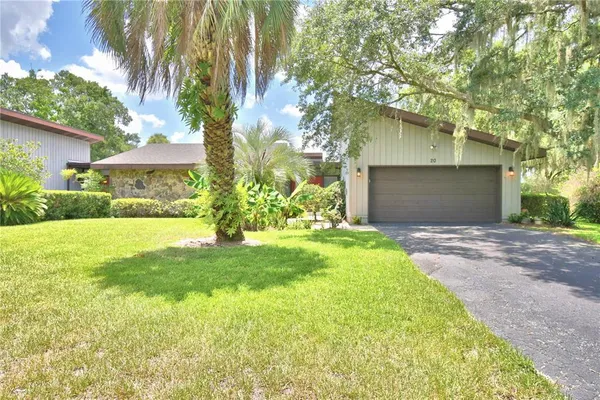 a view of a yard in front of house