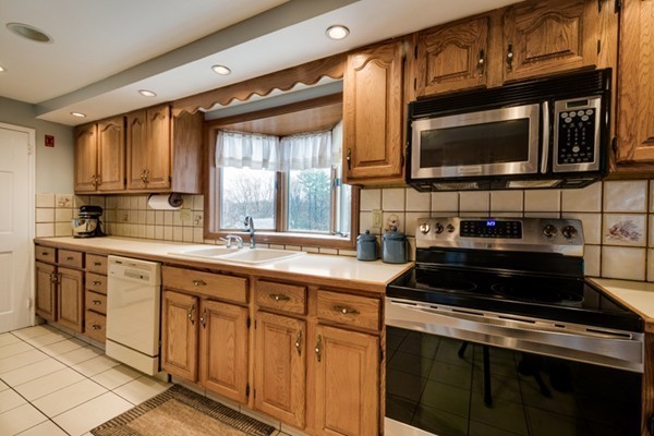 43 Robinson Road Woburn, MA 01801 - Photo 9 of 18 Gallery Image 9