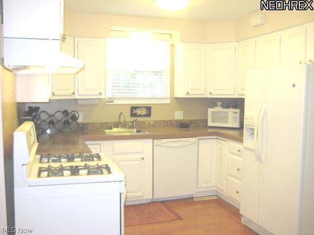 2648 Traymore Road Cleveland, OH 44118 - Photo 11 of 19 UPDATED EAT~IN KITCHEN WITH GRANITE COUNTERS