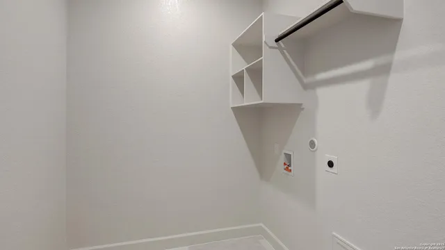 $559,900 | 354 Lacey Oak, Castroville, TX 78009