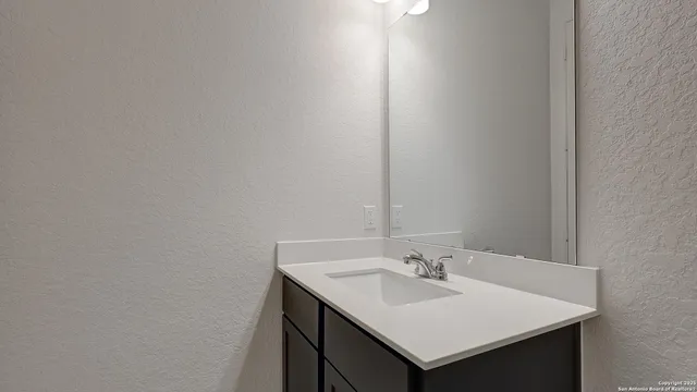 $559,900 | 354 Lacey Oak, Castroville, TX 78009