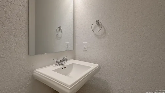 $559,900 | 354 Lacey Oak, Castroville, TX 78009