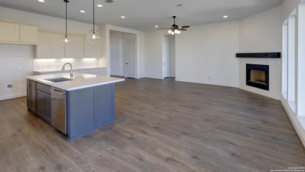 $527,900 | 354 Lacey Oak, Castroville, TX 78009