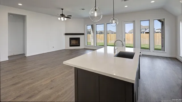 $559,900 | 354 Lacey Oak, Castroville, TX 78009