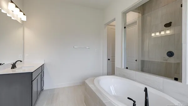 $527,900 | 354 Lacey Oak, Castroville, TX 78009