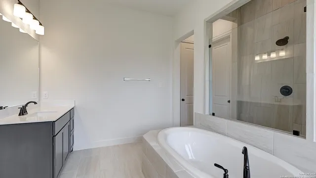 $559,900 | 354 Lacey Oak, Castroville, TX 78009