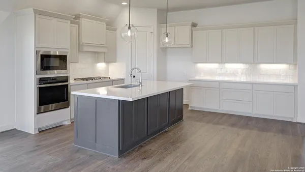 $527,900 | 354 Lacey Oak, Castroville, TX 78009