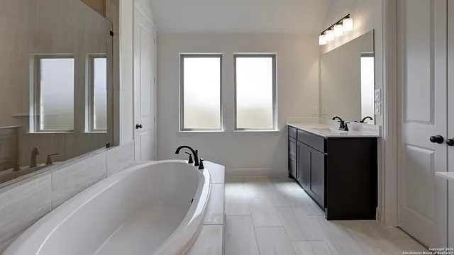 $559,900 | 354 Lacey Oak, Castroville, TX 78009