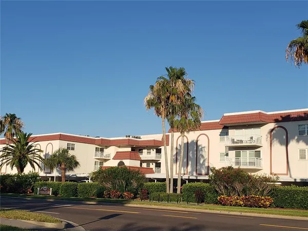 $4,500 | 2900 Gulf Boulevard, Unit 204, Belleair Beach, FL 33786