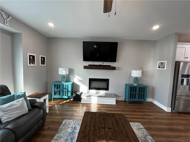 $550,000 | 305 Southwest 11th Road, Warrensburg, MO 64093