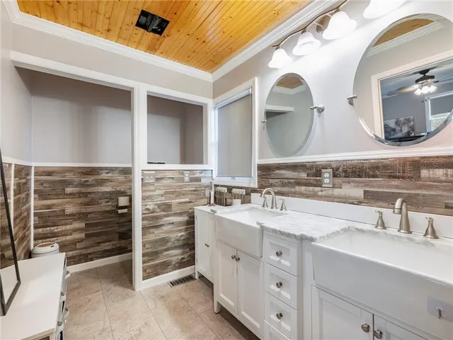 a view of a storage & utility room with washer and dryer
