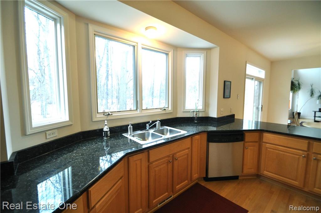 427 Mystic Valley Rochester Hills, MI 48307 - Photo 20 of 40