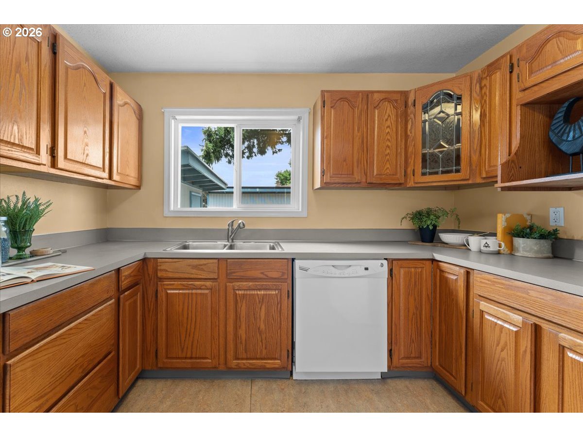 7413 Southeast Pine Street Portland, OR 97215 - Photo 10 of 48