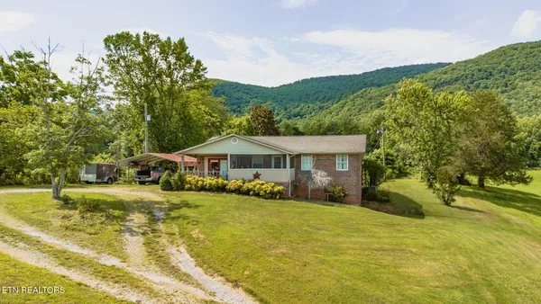 $229,900 | 7686 Highway 63, Speedwell, TN 37870