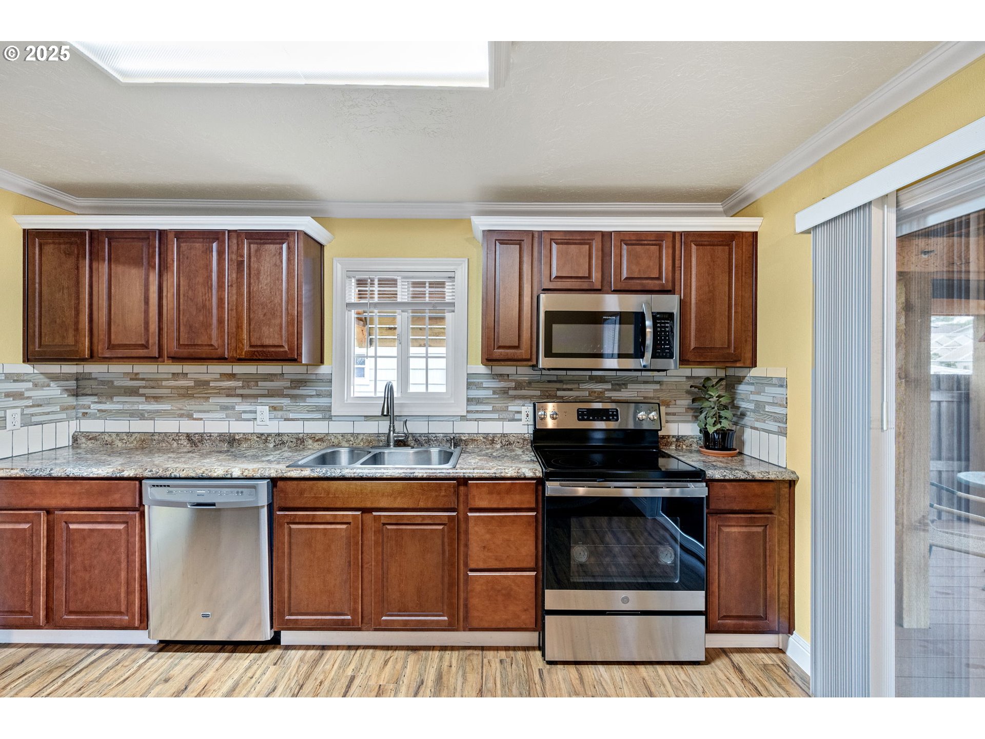 341 16th Street Springfield, OR 97477 - Photo 16 of 24