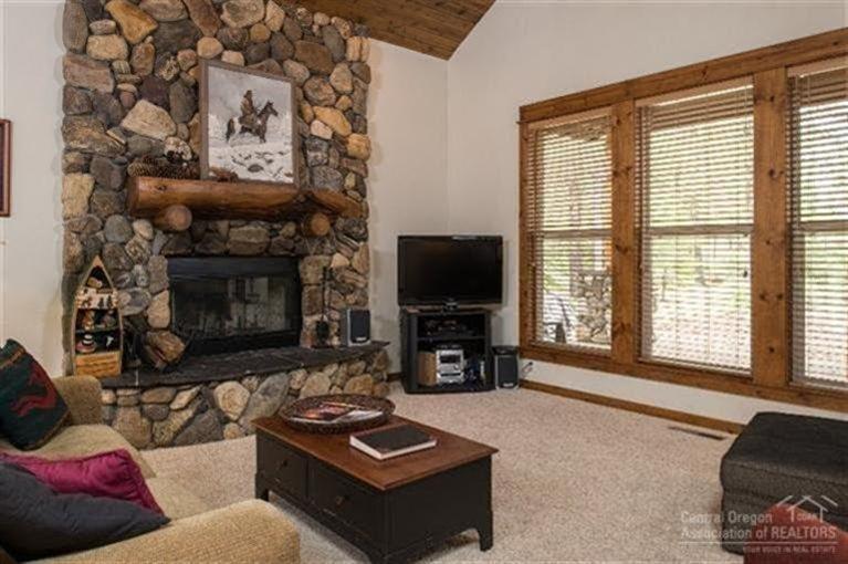26 Oregon Loop Sunriver, OR 97707 - Photo 5 of 19 The bright and comfortable living room w