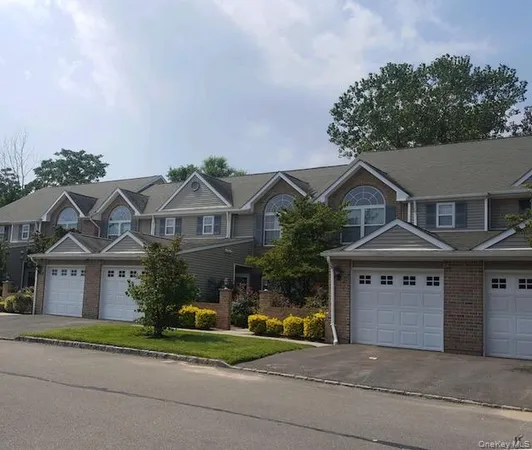 $3,320 | 111 Horizon View Drive, Unit 111, Farmingville, NY 11738