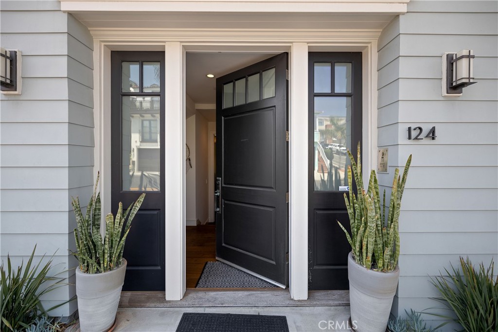 124 23rd Street Manhattan Beach, CA 90266 - Photo 3 of 50 a view of a potted plants in front of a building